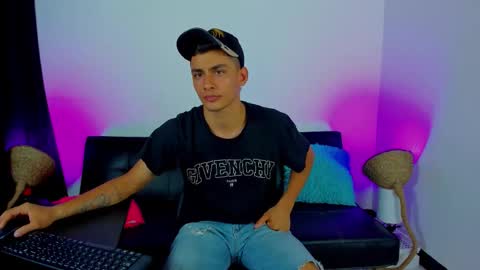 Snapshot of max_wild01 chatting on 10-31-25, 01:28 MAX online show from 10-31-25, 01:28