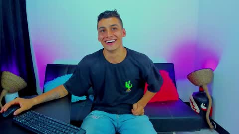 Snapshot of max_wild01 chatting on 11-17-25, 08:20 MAX online show from 11-17-25, 08:20