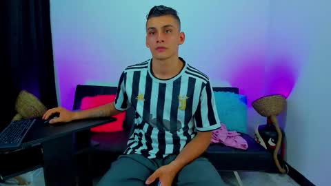 Snapshot of max_wild01 chatting on 11-29-25, 04:48 MAX online show from 11-29-25, 04:48