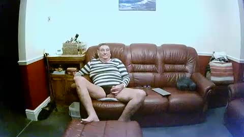 Snapshot of maxi_johnes chatting on 01-06-25, 11:42 MAX online show from 01-06-25, 11:42