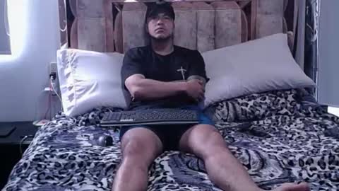 Snapshot of maximiliansterling chatting on 08-03-26, 01:27 Maximilian online show from 08-03-26, 01:27