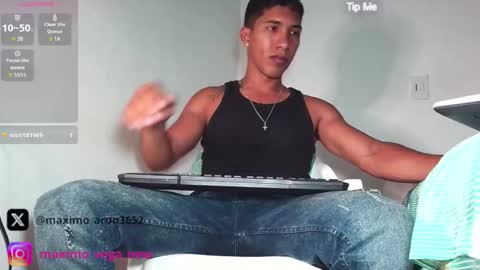 Maximo Aron Vega online show from 10-13-25, 08:20