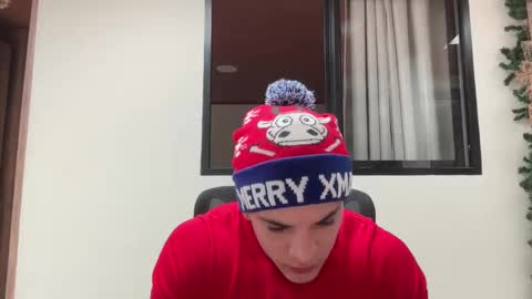 Snapshot of maximohoot chatting on 12-22-24, 06:15 Sebastian online show from 12-22-24, 06:15