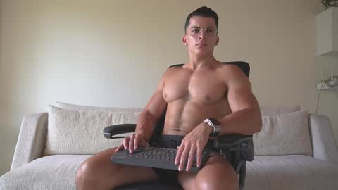 Snapshot of maximohoot chatting on 09-16-25, 06:09 Sebastian online show from 09-16-25, 06:09