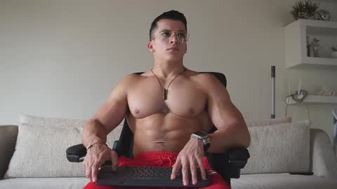 Snapshot of maximohoot chatting on 10-23-25, 09:35 Sebastian online show from 10-23-25, 09:35