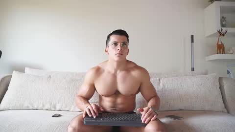 Snapshot of maximohoot chatting on 11-07-25, 05:35 Sebastian online show from 11-07-25, 05:35