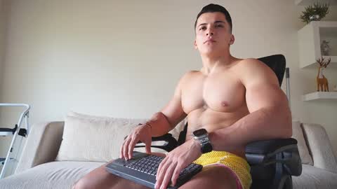 Snapshot of maximohoot chatting on 11-12-25, 09:14 Sebastian online show from 11-12-25, 09:14