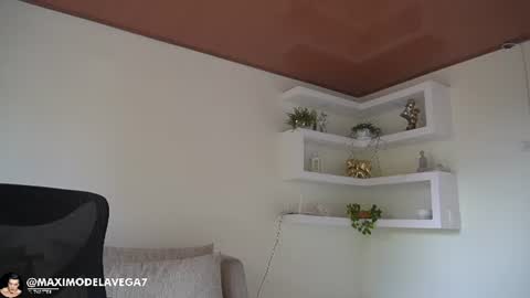 Snapshot of maximohoot chatting on 06-12-26, 04:28 Sebastian online show from 06-12-26, 04:28