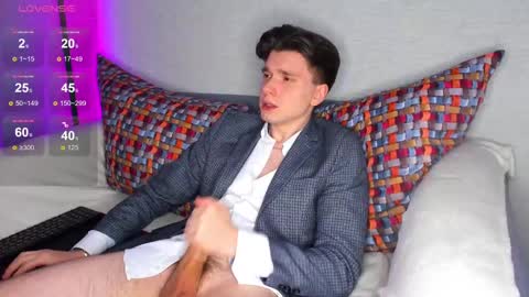 Snapshot of maximum_hot chatting on 02-19-25, 12:03 Max online show from 02-19-25, 12:03