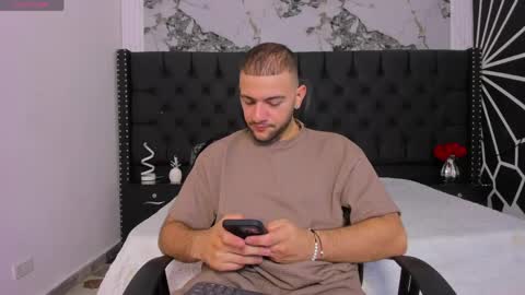 Snapshot of maximusclark1_ chatting on 05-23-26, 11:58 Maximus online show from 05-23-26, 11:58