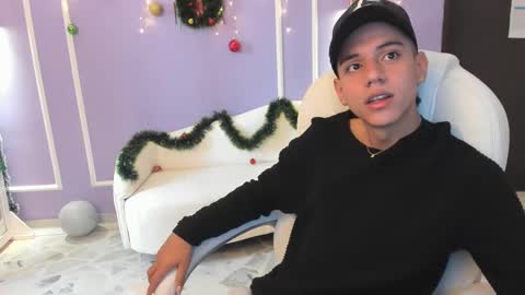 Snapshot of maximuss_19 chatting on 12-21-24, 12:38 Maximus online show from 12-21-24, 12:38