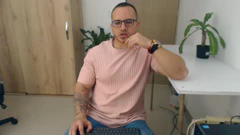Snapshot of maximussantorini chatting on 04-30-26, 11:09 maximus online show from 04-30-26, 11:09