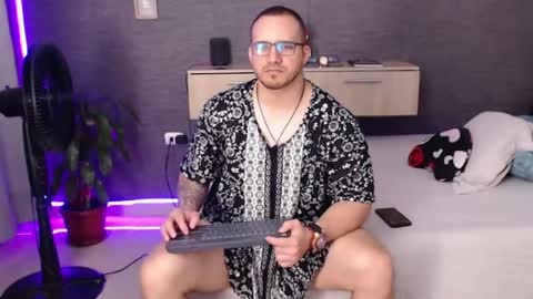 Snapshot of maximussantorini chatting on 06-24-26, 06:29 maximus online show from 06-24-26, 06:29