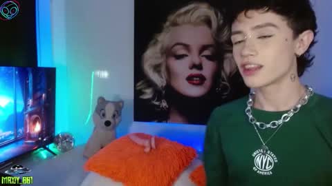 Snapshot of maxiy_001 chatting on 09-15-25, 02:22 Max online show from 09-15-25, 02:22