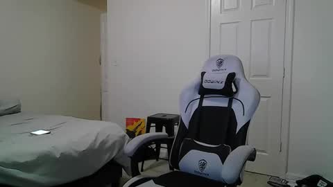 Snapshot of maxryderr chatting on 11-16-25, 12:27 Max Ryder online show from 11-16-25, 12:27