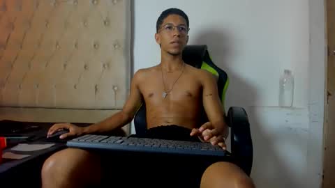 Snapshot of maxvibe420 chatting on 09-22-25, 08:00 maxvibe420 online show from 09-22-25, 08:00
