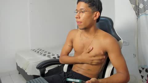Snapshot of maxvibe420 chatting on 10-01-25, 01:17 maxvibe420 online show from 10-01-25, 01:17
