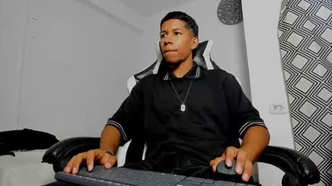 Snapshot of maxvibe420 chatting on 10-15-25, 01:11 maxvibe420 online show from 10-15-25, 01:11