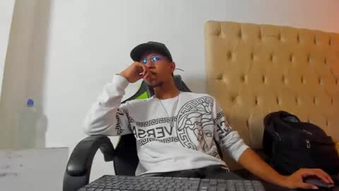 Snapshot of maxvibe420 chatting on 10-16-25, 01:34 maxvibe420 online show from 10-16-25, 01:34
