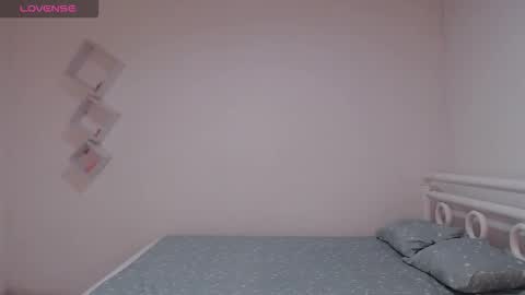 Snapshot of maxwel949813 chatting on 12-21-25, 05:42 Max online show from 12-21-25, 05:42