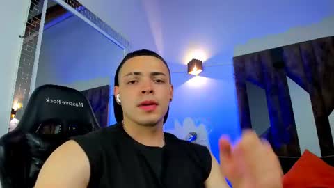 Snapshot of maxwell_dupont chatting on 06-11-26, 11:36 MAX online show from 06-11-26, 11:36