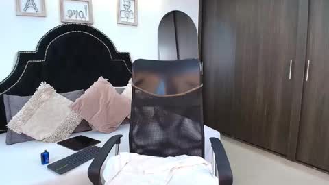 Snapshot of maxxicruz chatting on 09-17-25, 01:40 Maxxi online show from 09-17-25, 01:40