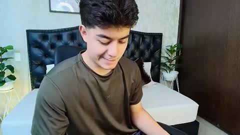 Snapshot of maxxicruz chatting on 10-14-25, 03:18 Maxxi online show from 10-14-25, 03:18