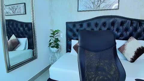 Snapshot of maxxicruz chatting on 10-16-25, 04:13 Maxxi online show from 10-16-25, 04:13