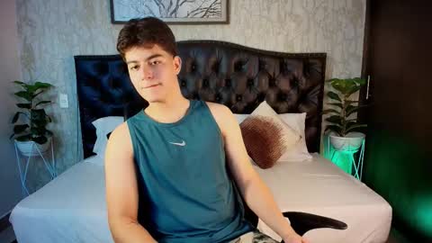 Snapshot of maxxicruz chatting on 10-22-25, 04:57 Maxxi online show from 10-22-25, 04:57