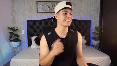 Snapshot of maxxicruz chatting on 11-15-25, 05:16 Maxxi online show from 11-15-25, 05:16