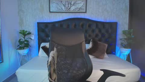 Snapshot of maxxicruz chatting on 11-22-25, 04:00 Maxxi online show from 11-22-25, 04:00