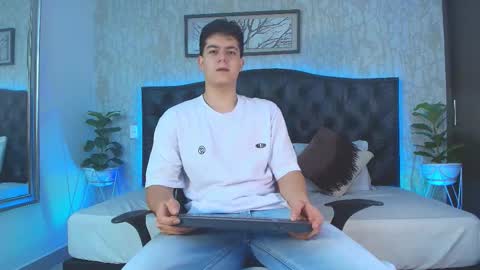 Snapshot of maxxicruz chatting on 12-14-25, 03:45 Maxxi online show from 12-14-25, 03:45