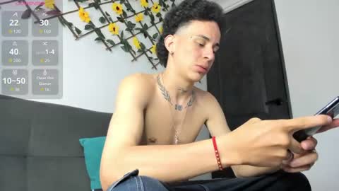 Snapshot of maxxx_bigcock chatting on 06-09-26, 01:28 Max online show from 06-09-26, 01:28