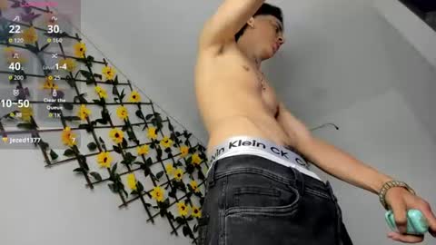 Snapshot of maxxx_bigcock chatting on 06-10-26, 01:28 Max online show from 06-10-26, 01:28