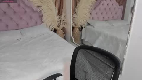 Maxine Minx online show from 12-17-25, 11:00