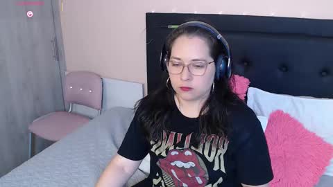 Snapshot of may_bloom chatting on 09-09-25, 01:16 May online show from 09-09-25, 01:16