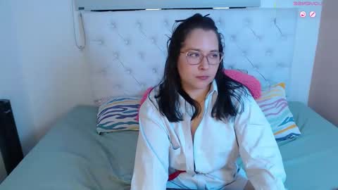 Snapshot of may_bloom chatting on 11-25-25, 04:12 May online show from 11-25-25, 04:12