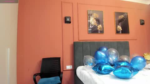 Mia online show from 03-11-25, 05:05