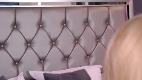 Snapshot of mayahales chatting on 11-28-25, 11:57 Maya online show from 11-28-25, 11:57