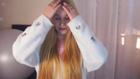 Snapshot of maybellebyone chatting on 12-22-25, 03:53 Milina online show from 12-22-25, 03:53