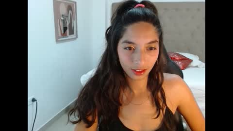 Snapshot of maydivaxox chatting on 02-08-25, 01:43 MAYA online show from 02-08-25, 01:43