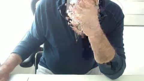 Snapshot of mbeastie chatting on 01-10-25, 06:28 Beastie online show from 01-10-25, 06:28