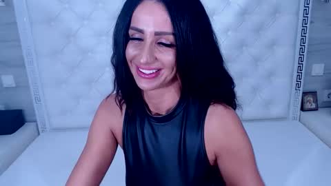 Snapshot of medeeabee chatting on 11-21-25, 04:55 Medeea Bee online show from 11-21-25, 04:55