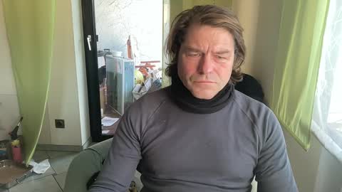 Snapshot of medeinoe chatting on 01-12-25, 09:19 medeinoe online show from 01-12-25, 09:19