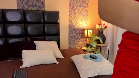 Snapshot of megan_al chatting on 02-13-25, 07:21 emily online show from 02-13-25, 07:21