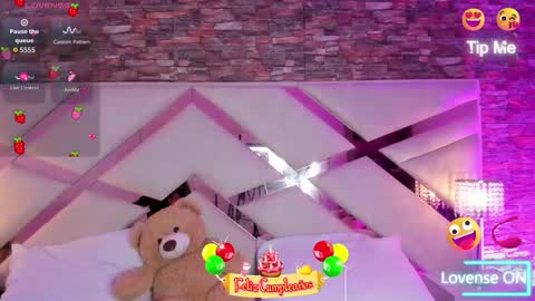 Snapshot of megan_devon chatting on 10-28-25, 11:03 online show from 10-28-25, 11:03