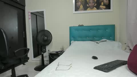 Snapshot of meganhotxx2 chatting on 09-16-25, 02:01 megan online show from 09-16-25, 02:01