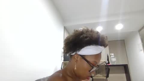 Snapshot of meganhotxx2 chatting on 06-07-26, 04:05 megan online show from 06-07-26, 04:05