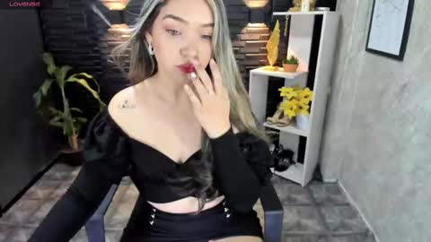 Snapshot of megann_hill chatting on 02-18-25, 12:28 Megan online show from 02-18-25, 12:28
