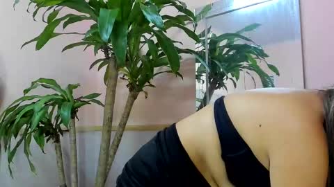 Snapshot of megann_hill chatting on 09-17-25, 12:40 Megan online show from 09-17-25, 12:40